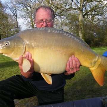 Carp (33lbs 6oz ) caught by Phil Palmer at  France.