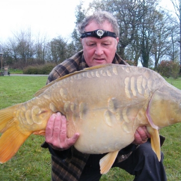 Carp (33lbs 6oz ) caught by Phil Palmer at  France.