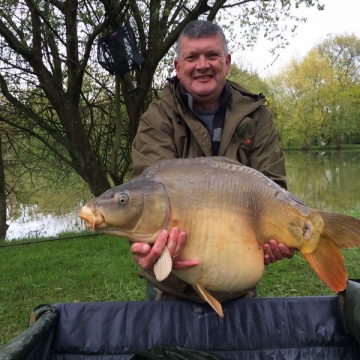 Carp (34lbs 2oz ) caught by Andy Faith at  France.