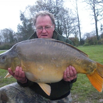 Carp (37lbs 13oz ) caught by Darren Palmer at  France.