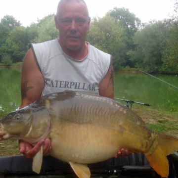 Carp (42lbs 5oz ) caught by Jezz Bailey at  France.