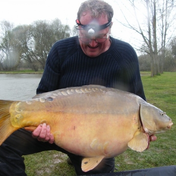 Carp (45lbs 3oz ) caught by Phil Palmer at  France.