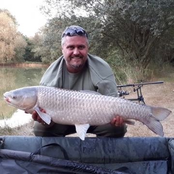 Carp (19lbs 4oz ) caught by Kevin Priest at  France.