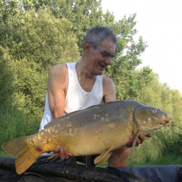 Carp (22lbs 9oz ) caught by Bob Carey at  France.