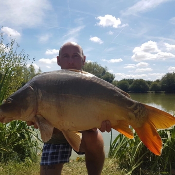 Carp (32lbs 0oz ) caught by Waine Morgan at  France.