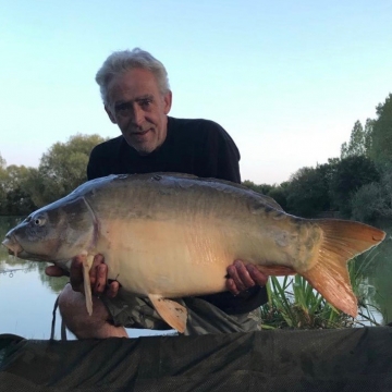 Carp (33lbs 2oz ) caught by Paul Jeive at  France.