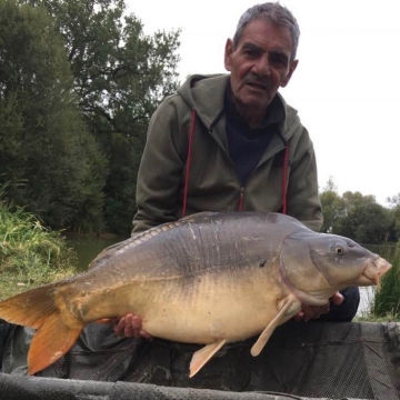 Carp (36lbs 2oz ) caught by Bob Osborne-Carey at  France.