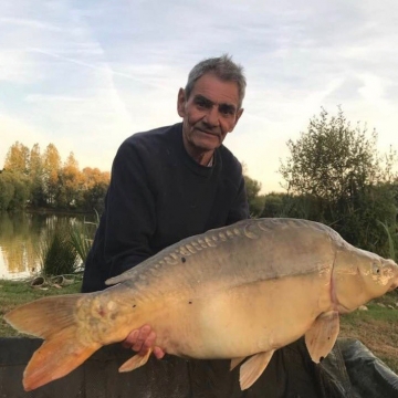 Carp (37lbs 4oz ) caught by Bob Osborne-Carey at  France.