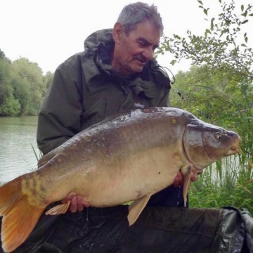 Carp (37lbs 0oz ) caught by Bob Carey at  France.