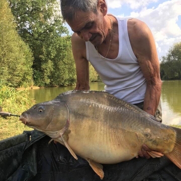 Carp (40lbs 8oz ) caught by Bob Osborne-Carey at  France.