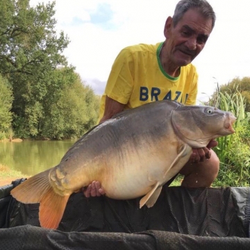 Carp (43lbs 8oz ) caught by Bob Osborne-Carey at  France.