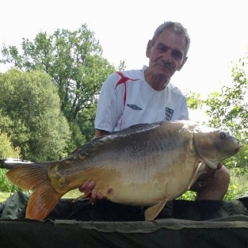 Carp (47lbs 9oz ) caught by Bob Osborne-Carey (PB) at  France.