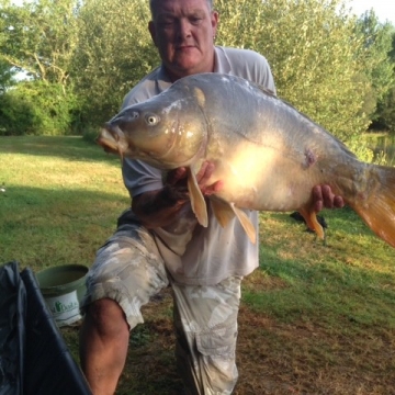 Carp (32lbs 0oz ) caught by Andy Faith at  France.