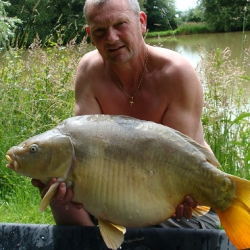 Carp (32lbs 0oz ) caught by Andy Dearnley at  France.