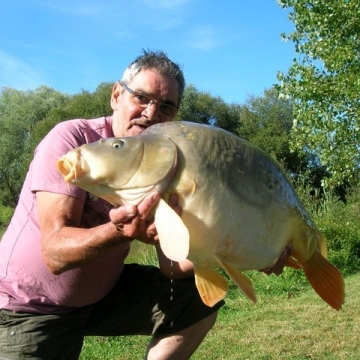 Carp (28lbs 0oz ) caught by Bob Carey at  France.