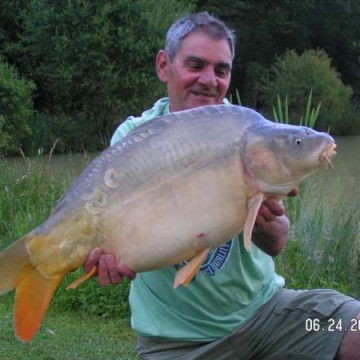 Carp (29lbs 4oz ) caught by Bob Carey at  France.