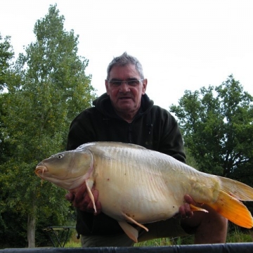 Carp (30lbs 8oz ) caught by Bob Carey at  France.