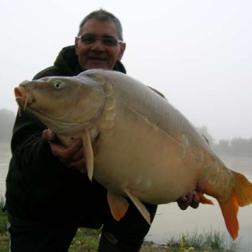 Carp (32lbs 2oz ) caught by Bob Carey at  France.