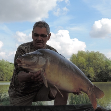 Carp (33lbs 0oz ) caught by Bob Carey at  France.