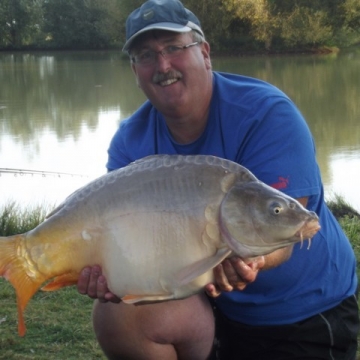 Carp (34lbs 0oz ) caught by Bob Hale at  France.