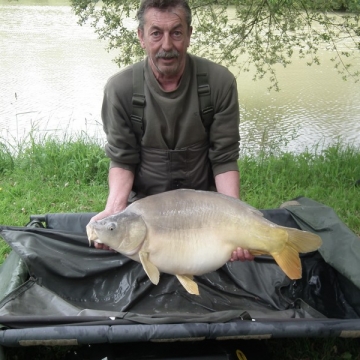 Carp (34lbs 0oz ) caught by Bob Saxby at  France.