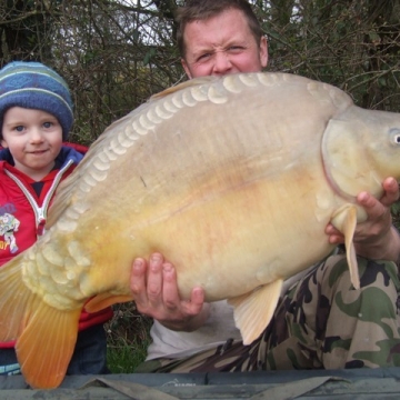 Carp (33lbs 9oz ) caught by Darren Palmer at  France.