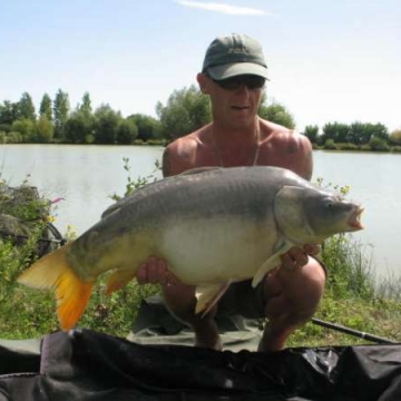 Carp (27lbs 4oz ) caught by Darren Rogers at  France.