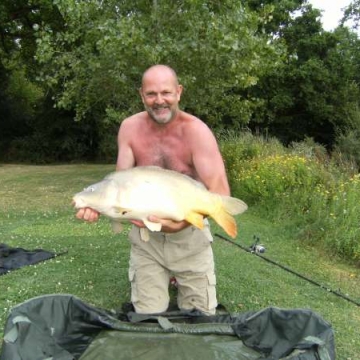 Carp (28lbs 5oz ) caught by Dean Clarke at  France.