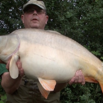 Carp (32lbs 11oz ) caught by Duncan de Gruchy at  France.