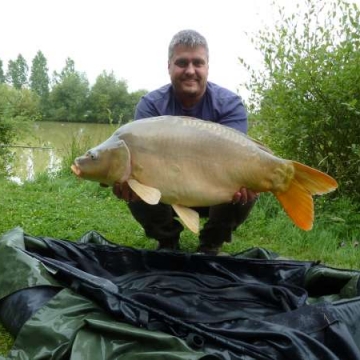 Carp (25lbs 12oz ) caught by Kevin Priest at  France.