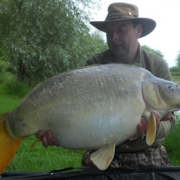 Carp (33lbs 7oz ) caught by Mick Haynes at  France.