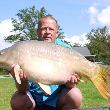 Carp (37lbs 8oz ) caught by Minne de Swart at  France.