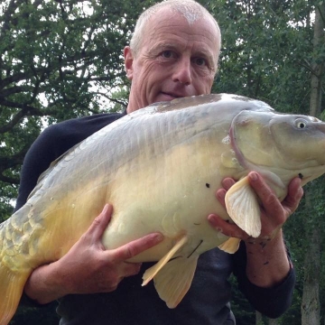 Carp (32lbs 0oz ) caught by Neil Middleditch at  France.