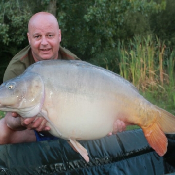 Carp (37lbs 0oz ) caught by Nick Robinson at  France.