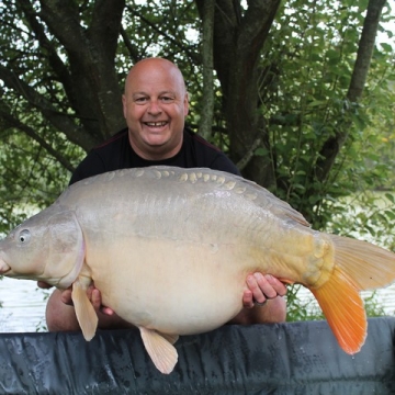 Carp (39lbs 8oz ) caught by Nick Robinson at  France.