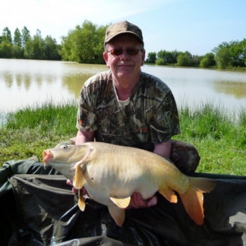 Carp (27lbs 8oz ) caught by Paul Shaw at  France.