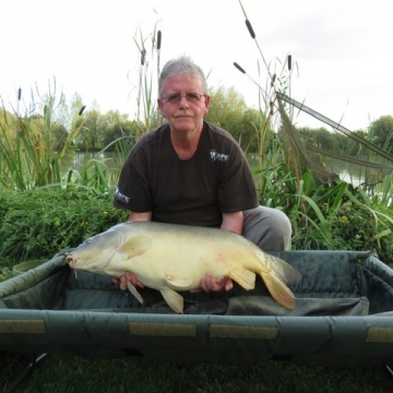 Carp (33lbs 8oz ) caught by Paul Shaw at  France.