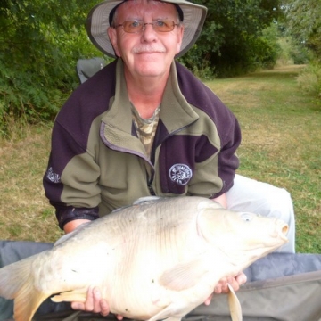 Carp (34lbs 6oz ) caught by Paul Shaw at  France.