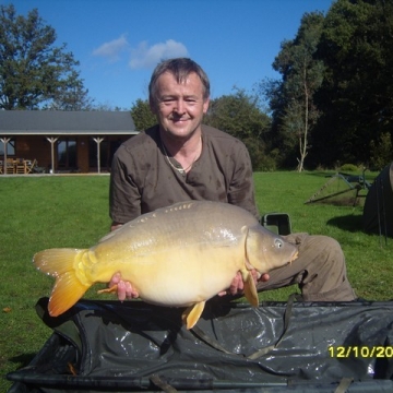 Carp (33lbs 2oz ) caught by Pete Wright at  France.