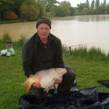 Carp (25lbs 2oz ) caught by Phil Calladine at  France.