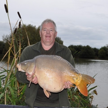 Carp (33lbs 0oz ) caught by Phil Calladine at  France.