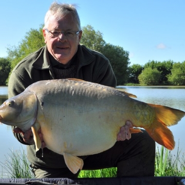 Carp (40lbs 4oz ) caught by Phil Calladine at  France.