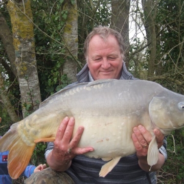 Carp (27lbs 0oz ) caught by Phil Palmer at  France.