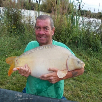 Carp (24lbs 0oz ) caught by Ray Barnes at  France.