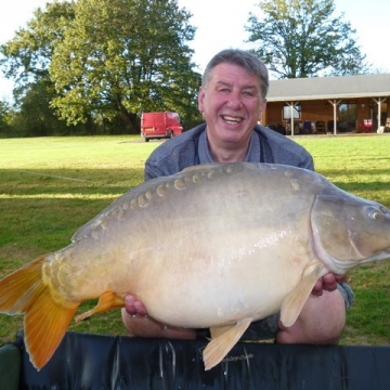 Carp (33lbs 8oz ) caught by Shane Richardson at  France.