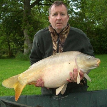 Carp (32lbs 0oz ) caught by Stef Henshall at  France.