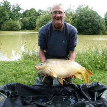 Carp (25lbs 0oz ) caught by Victor Priest at  France.