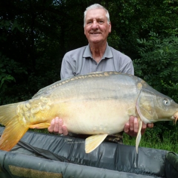 Carp (32lbs 0oz ) caught by Vic Priest at  France.