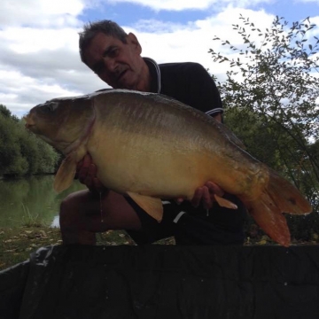 Carp (22lbs 4oz ) caught by Bob Osborne-Carey at  France.