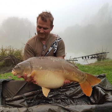 Carp (33lbs 2oz ) caught by Dave Callow at  France.